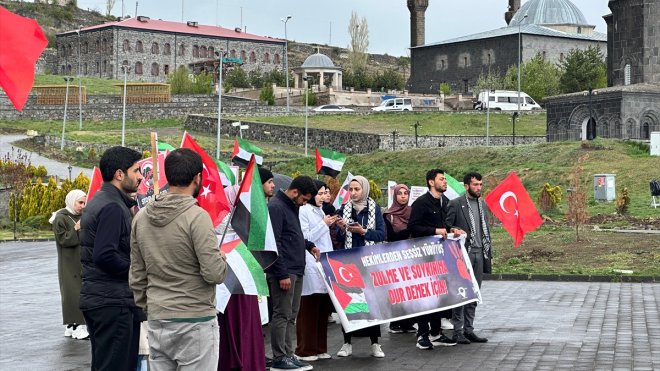 Kars'ta doktorlar ve sağlık çalışanları İsrail'in saldırılarını "sessiz yürüyüş"le kınadı