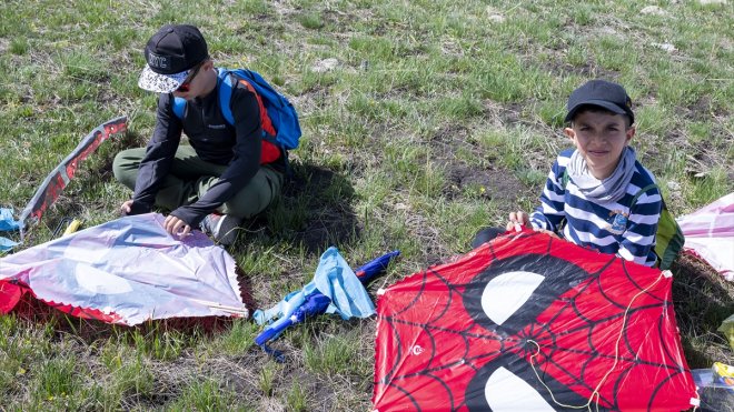 Kars'ta minik öğrenciler harçlıklarıyla aldıkları uçurtmalarla gökyüzünü süsledi