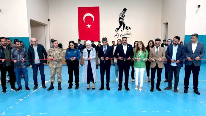 Kars'ta üniversite öğrencileri "Waldorf ve Amigurumi Bebekleri" sergisi açtı