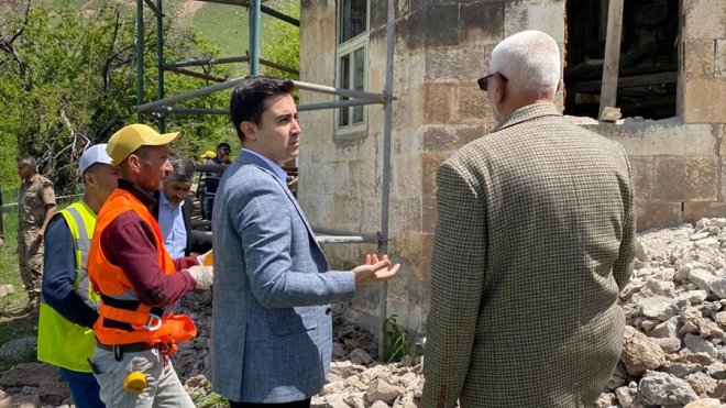 Kaymakam Çelik, Şeyh Hacı Yusuf Harputi Türbesi'ndeki restorasyon çalışmalarını inceledi