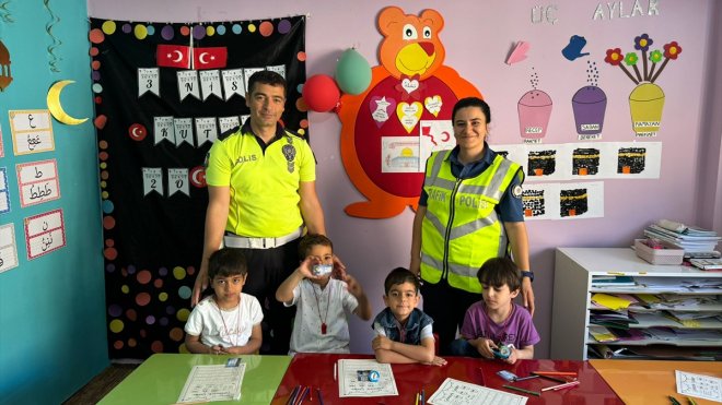 Keban'da polisten öğrencilere trafik eğitimi