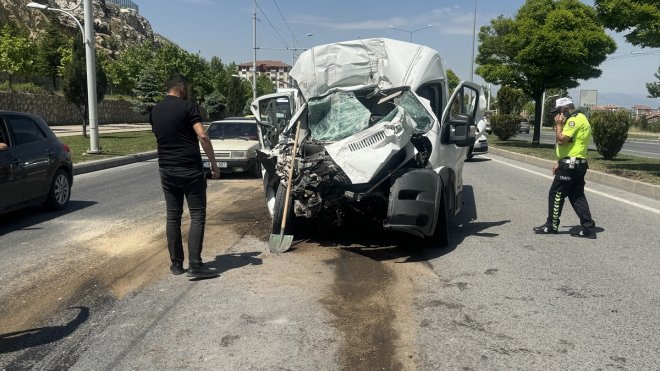 Malatya'da 3 aracın karıştığı trafik kazasında 3 kişi yaralandı