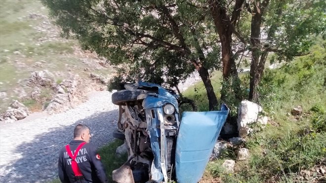 Malatya'da uçuruma yuvarlanan otomobildeki 2 kişi ağır yaralandı