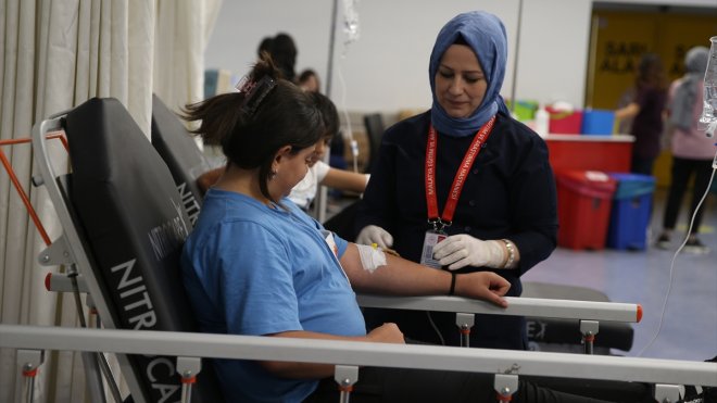 Nazik hemşire kanseri yenip çok sevdiği mesleğine döndü