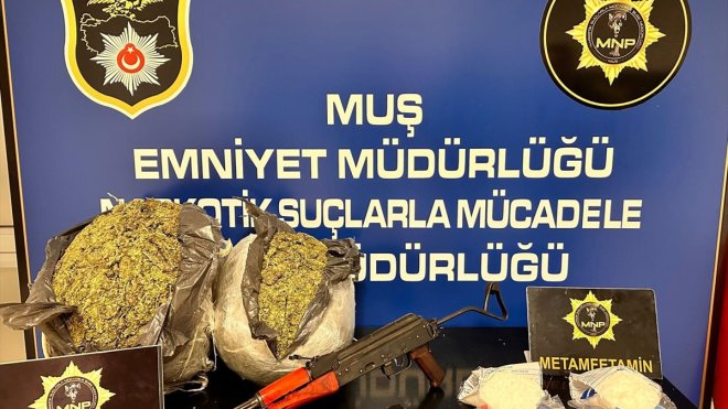MUŞ - Durdurulan 2 araçta uyuşturucu madde ve silah ele geçirildi1
