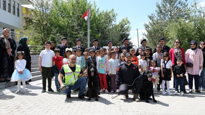 Muş'ta kadın komutanlar, anne ve çocukları için etkinlik düzenledi