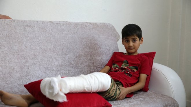 Muş'ta sahipsiz köpeğin saldırısından kaçarken kaval kemiği kırılan çocuk ameliyat edildi