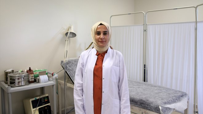 MUŞ - Sevgi hemşire gittiği köylerde vatandaşların gönlüne dokunuyor1