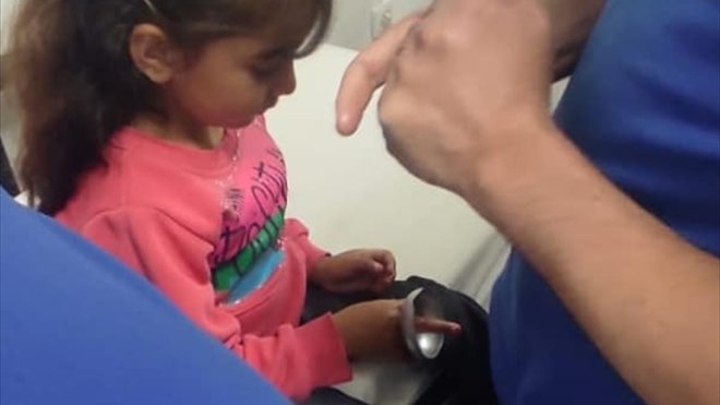 Muş'ta çocuğun parmağına sıkışan kapı kilidi kapağını AFAD ekipleri çıkardı