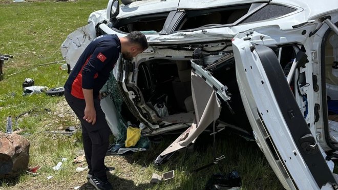 Muş'ta iki otomobilin çarpıştığı kazada 1 kişi öldü, 4 kişi yaralandı