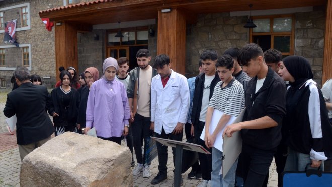 Muş'ta öğrenciler ziyaret ettikleri müzedeki eserleri resmetti