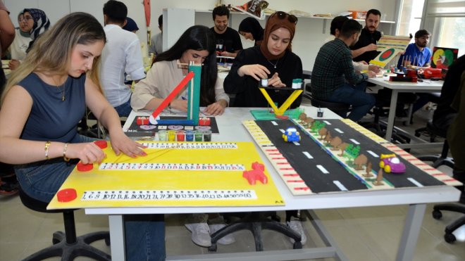 Muş'ta üniversitesi öğrencileri, ahşaptan matematik materyalleri hazırlıyor