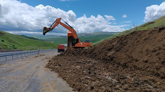 Muş-Varto yolunda heyelan nedeniyle biriken toprak yığını temizlendi1