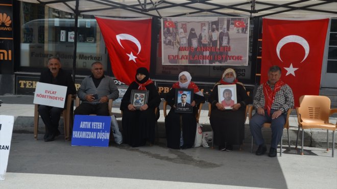 Muşlu aileler çocukları için DEM Parti önündeki eylemlerini sürdürüyor1