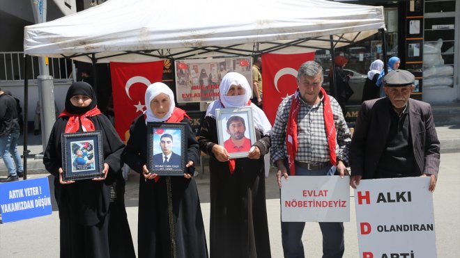 Muşlu aileler çocukları için DEM Parti önündeki eylemlerini sürdürüyor1