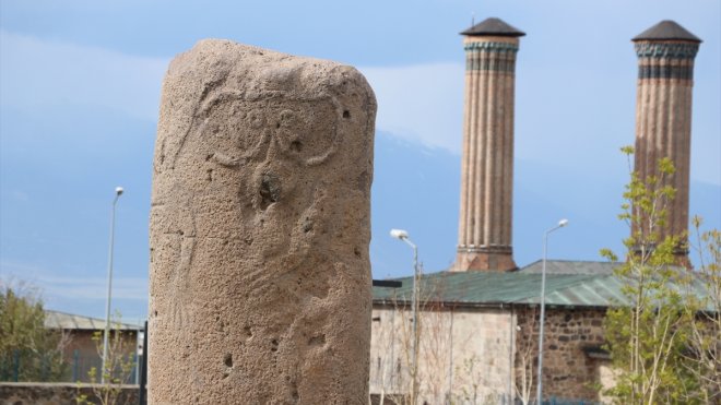 Ön Türklerden kalma 6 tonluk dikili taş Erzurum Müzesi