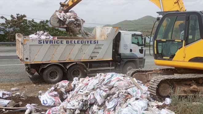 Sivrice'de belediyenin çevre temizliği sürüyor
