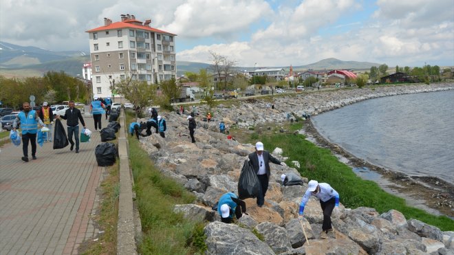 Tatvan'da Van Gölü kıyılarında temizlik çalışması yapıldı