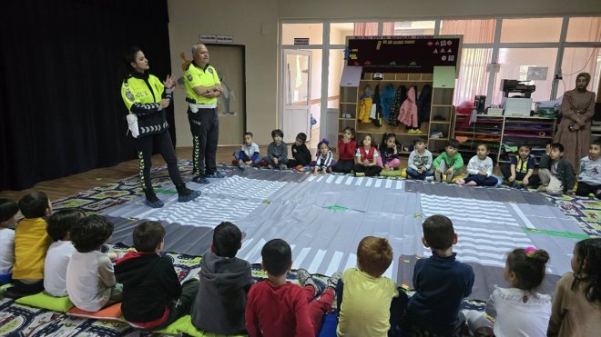 Trafik polisleri anaokulu öğrencilerini bilgilendirdi