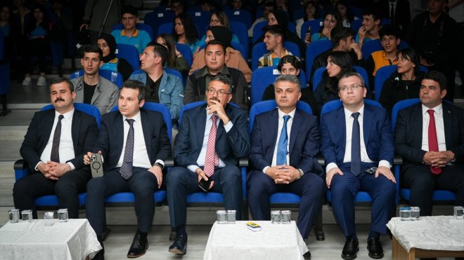 Vali Ali Çelik, "Geleceğin Teknoloji Yıldızları" adlı tiyatro oyununu izledi