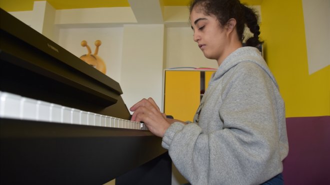 Özel eğitim merkezi öğrencisi Havin, müzik öğretmeni olmak için çabalıyor