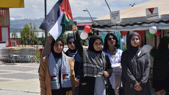 Van'da akademisyen ve öğrenciler Filistin için "sessiz yürüyüş" yaptı