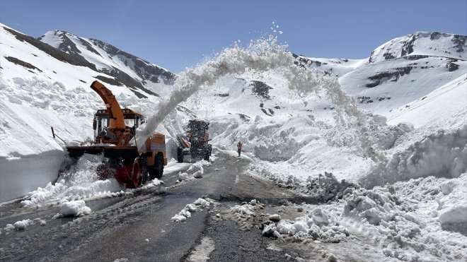 Van'da bir taraf bahar diğer taraf kar