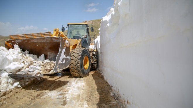 Van'da kar nedeniyle kapalı olan yayla yolları açıldı