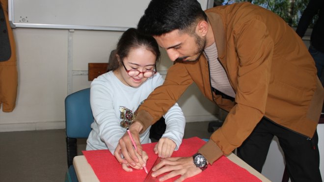 Van'da özel eğitim öğrencileri yaptıkları çantaları annelerine hediye etti