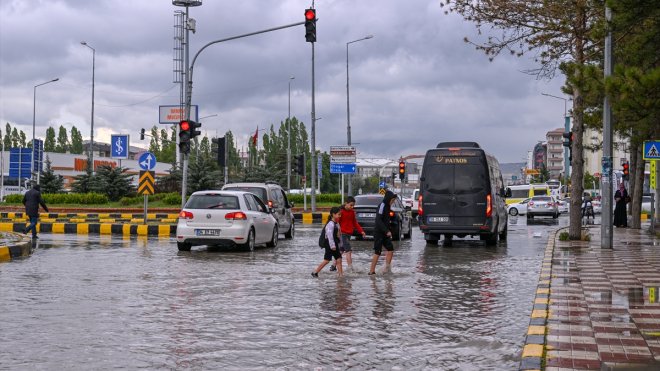 Van'da sağanak sonrası yollarda taşkınlar meydana geldi