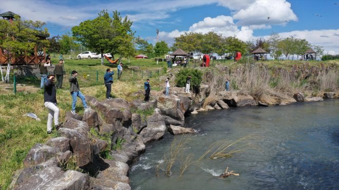 Van'da üniversite öğrencileri "inci kefali nöbeti" tuttu