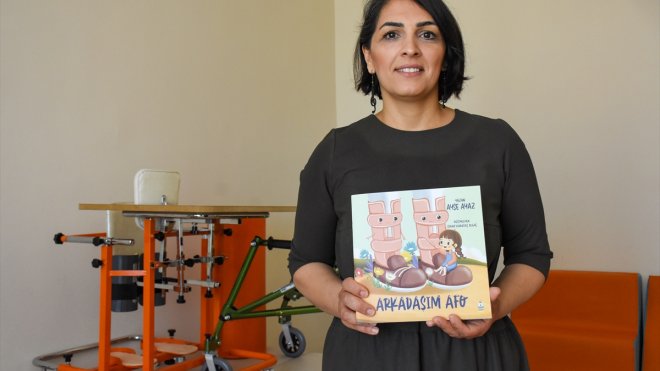 Emekli öğretmen 52 gün yoğun bakımda kalan özel gereksinimli kızıyla anılarını kitaplaştırdı