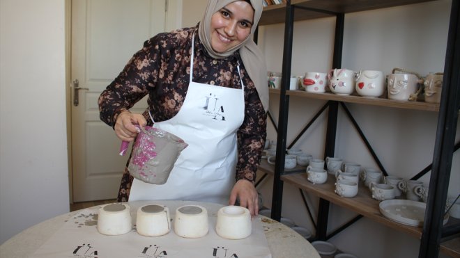 Evinin bir odasını seramik atölyesine dönüştürdü