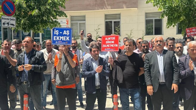 Van'da işten çıkarılan belediye çalışanlarının eylemi sürüyor