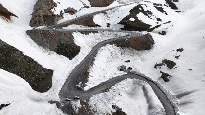 VAN - Kar nedeniyle günlerdir kapalı olan Van-Bahçesaray kara yolu açıldı1