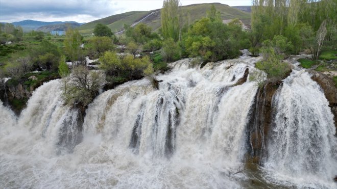 Muradiye Şelalesi yağışların etkisiyle daha coşkulu akmaya başladı