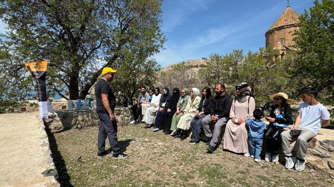 "Öğretmen Akademileri" ile hem öğreniyor hem de tarihi mekanları keşfediyorlar
