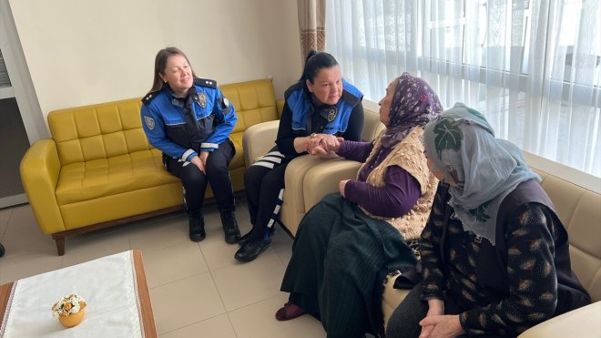 Van polisinden Anneler Günü ziyareti