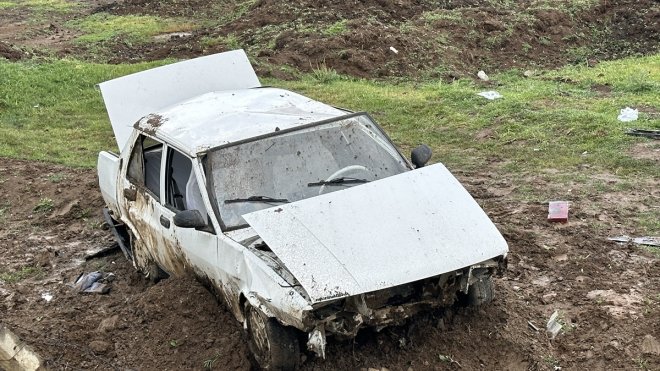 VAN - Şarampole devrilen otomobildeki 5 kişi yaralandı1