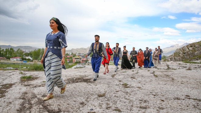 Urartu kostümleriyle Van Kalesi'nde tiyatro oyunu sahnelediler