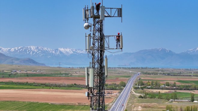 VAN - Yerden metrelerce yüksekte ekmek mücadelesi veriyorlar1