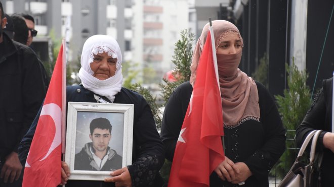 Vanlı aileler DEM İl Başkanlığı önündeki eylemlerini sürdürdü