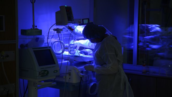 Yenidoğan yoğun bakım hemşireleri minik kalplerin hayata tutunması için çabalıyor