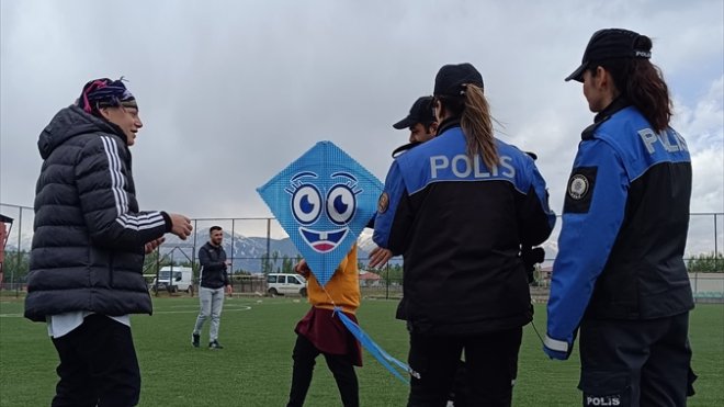 Yüksekova özel gereksinimli çocuklar uçurtma uçurdu