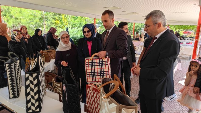 Adilcevaz'da yıl sonu sergisi açıldı