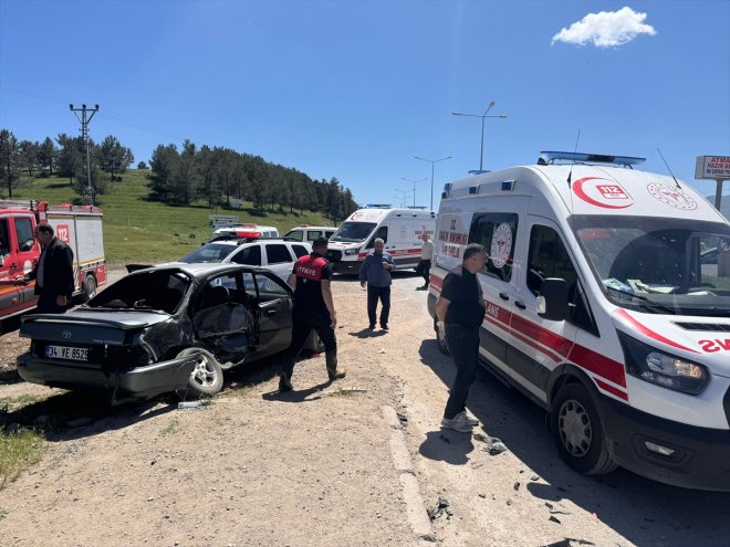 Çarpışan iki 4 - otomobildeki AĞRI kişi yaralandı 1