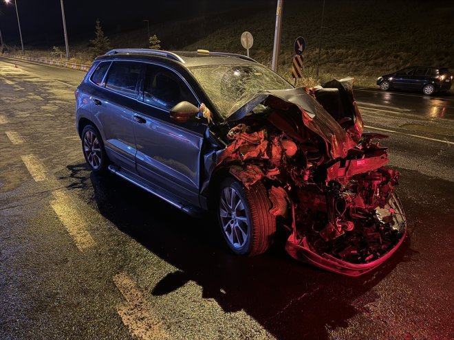 traktör AĞRI - Otomobil 7 yaralandı ile çarpıştı kişi 3