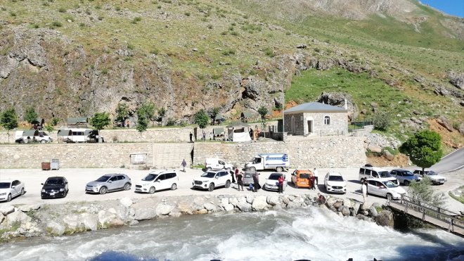 Bahçesaray'da vatandaşlar Müküs Çayı kıyısında serinliyor