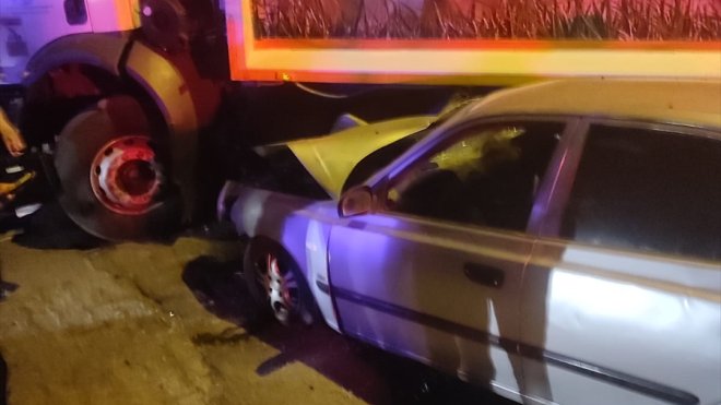 Bingöl'de çöp kamyonuna çarpan otomobildeki 4 kişi yaralandı