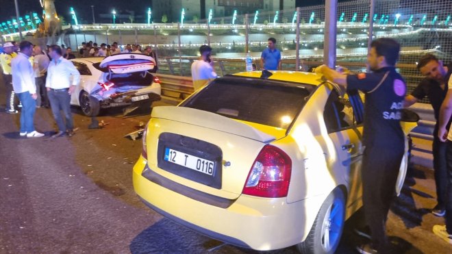 Bingöl'de taksi ile otomobilin çarpıştığı kazada 3 kişi yaralandı